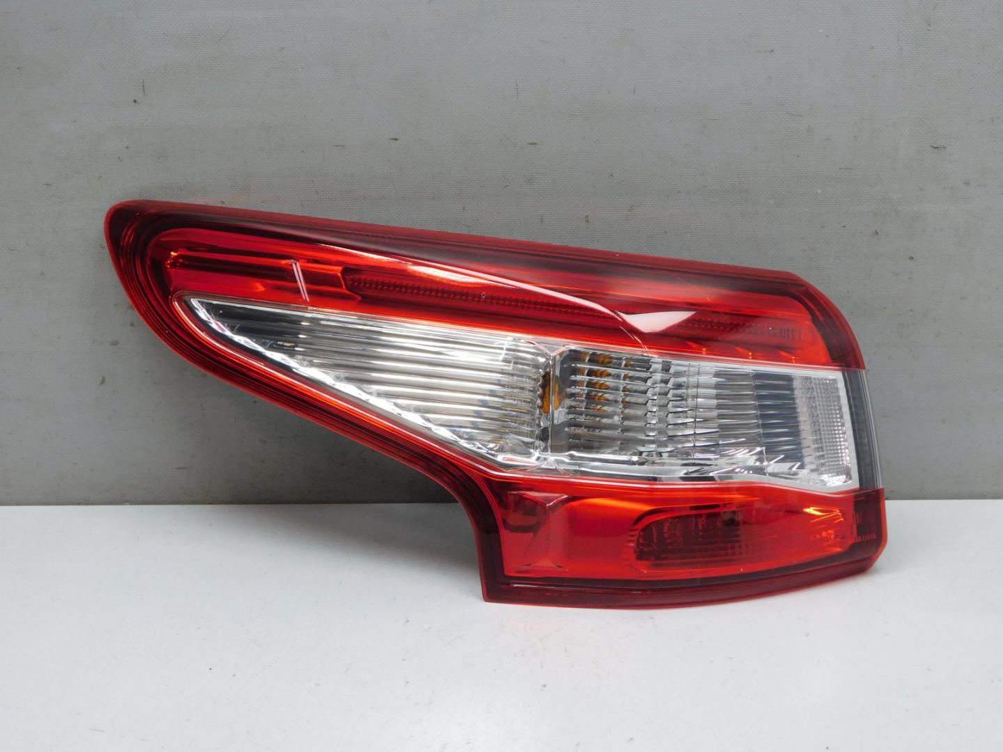 Фонарь задний наружный левый