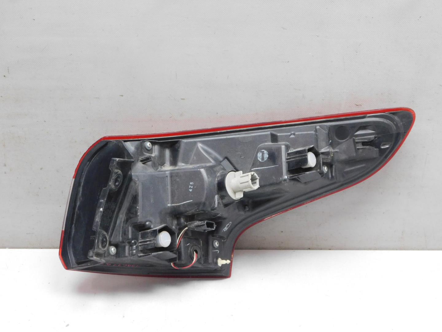 Фонарь задний наружный левый