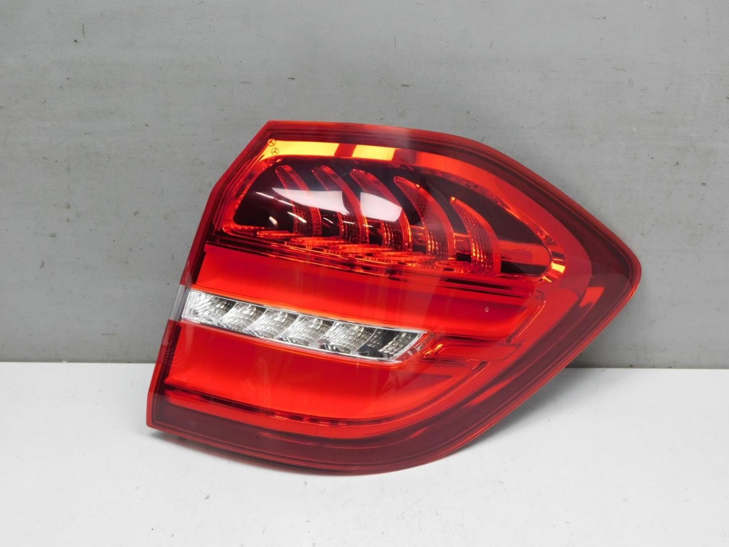 Фонарь задний наружный правый