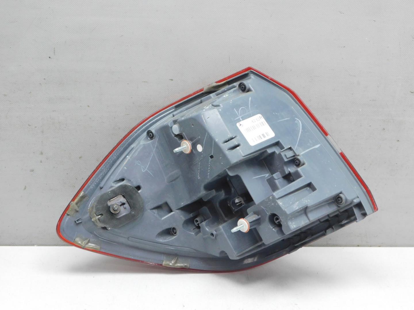 Фонарь задний наружный правый