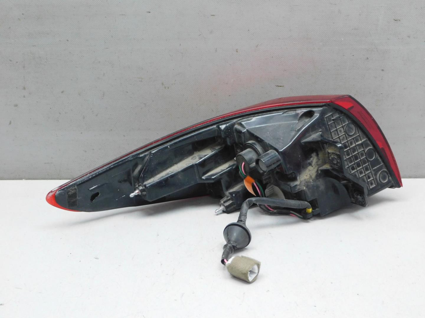 Фонарь задний наружный правый