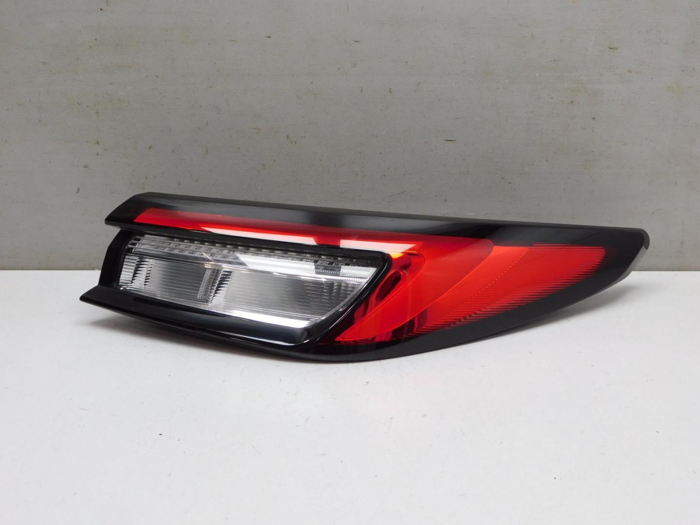 Фонарь задний наружный правый