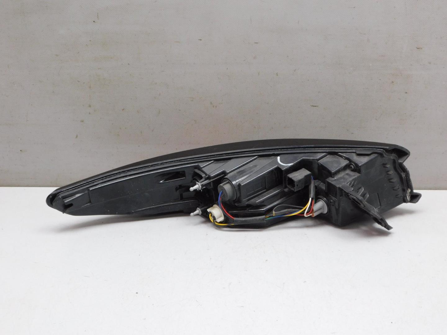 Фонарь задний наружный правый