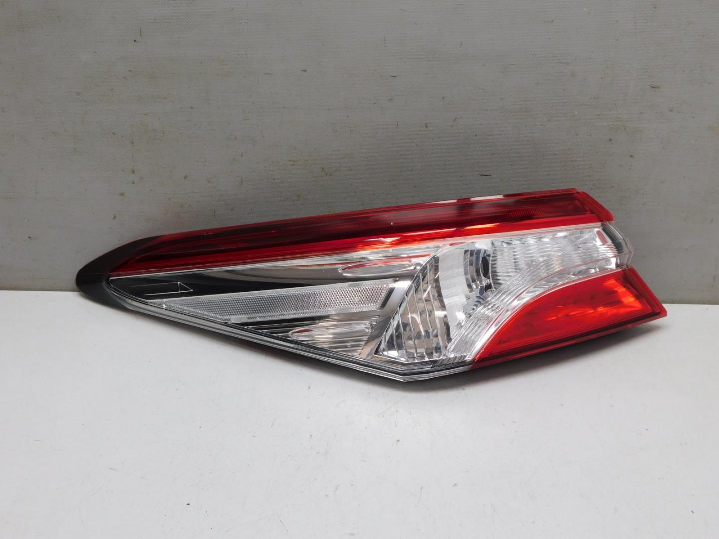 Фонарь задний наружный левый