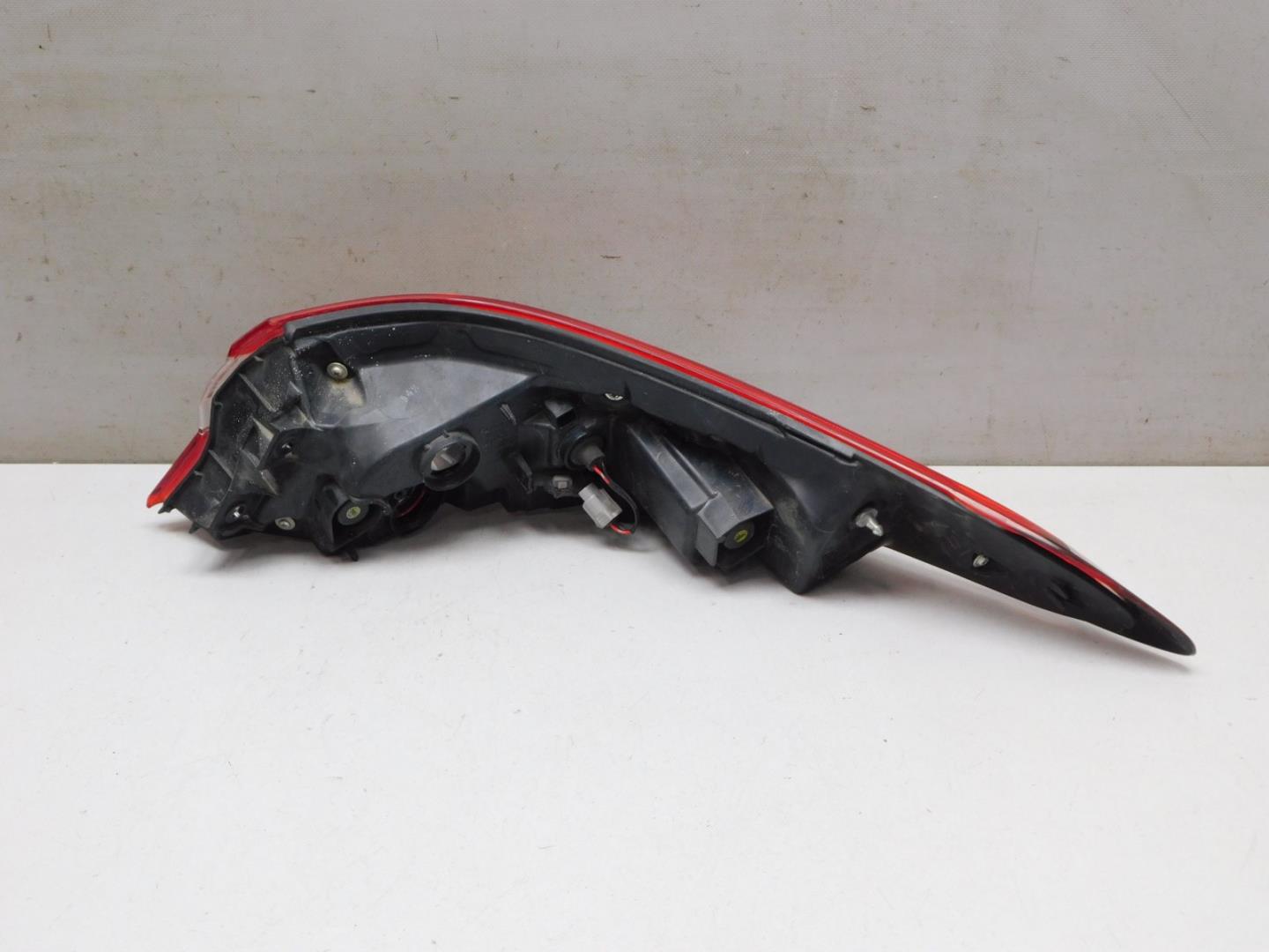 Фонарь задний наружный левый