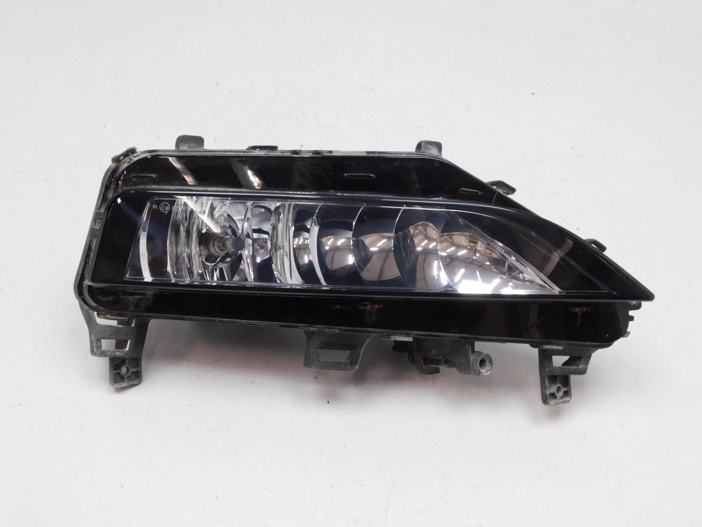 Фара противотуманная правая