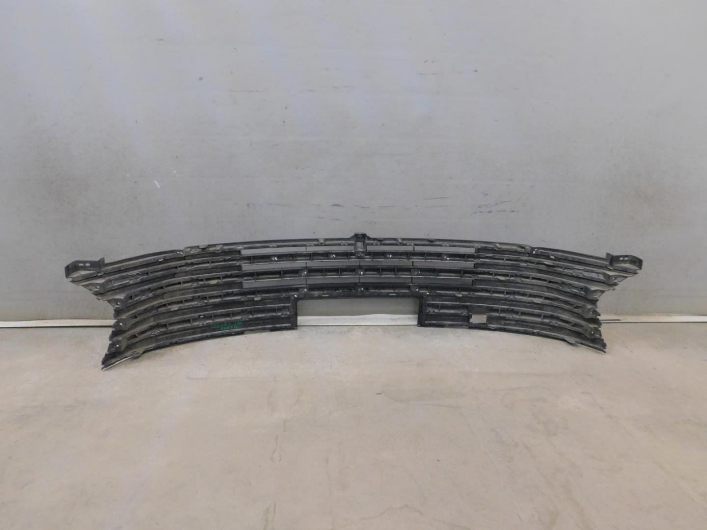 Решетка в бампер центральная