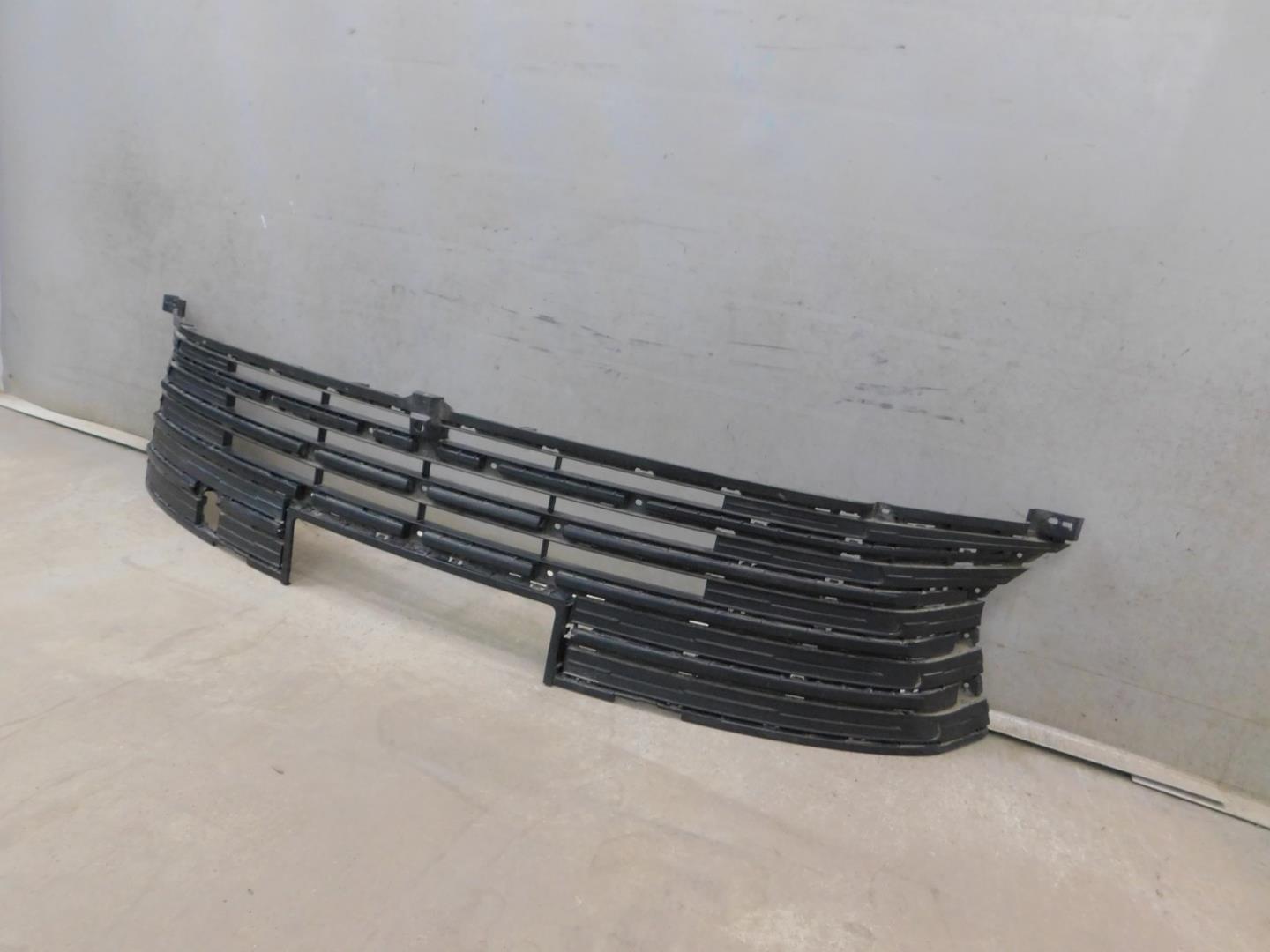 Решетка в бампер центральная