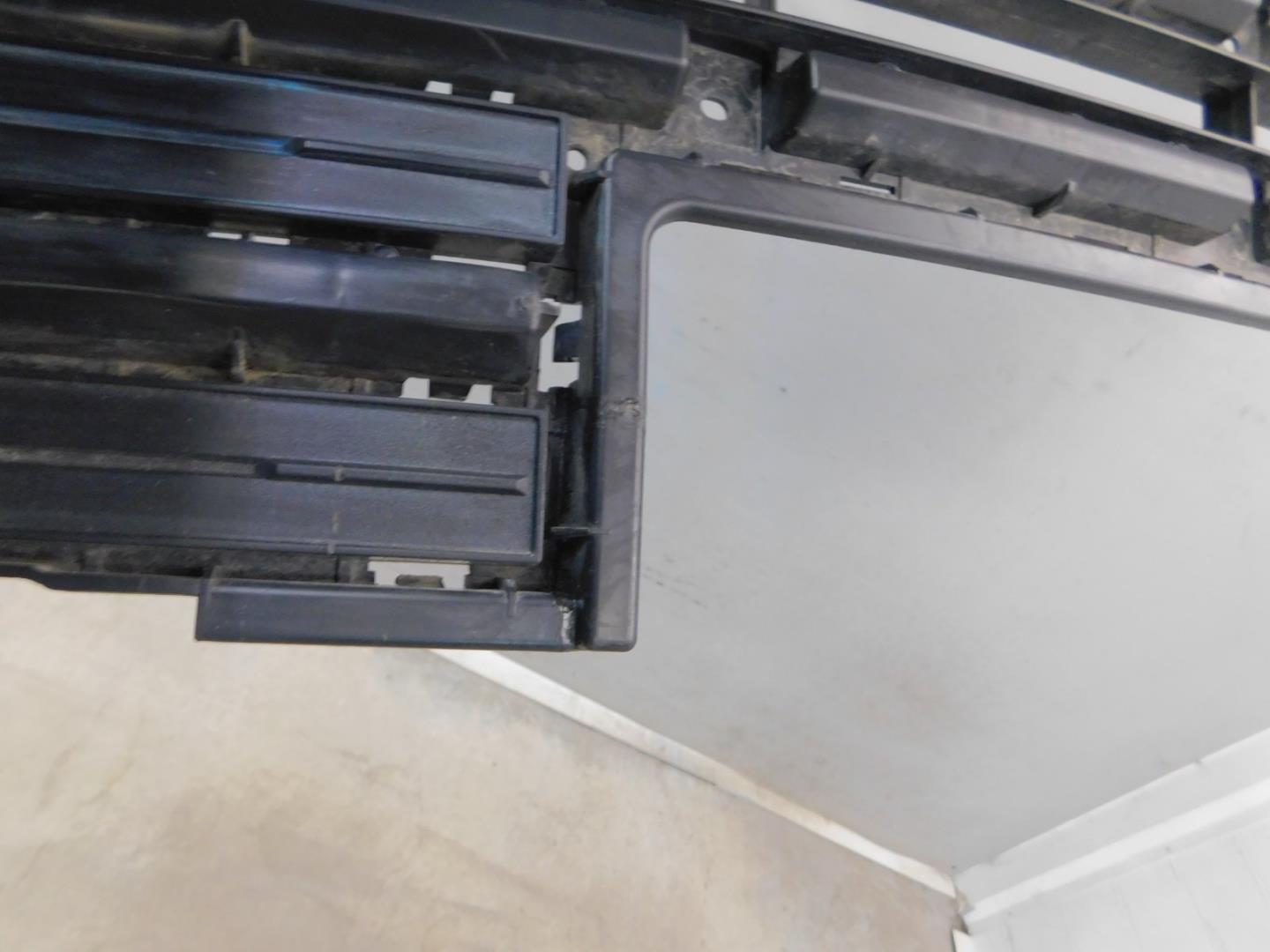 Решетка в бампер центральная