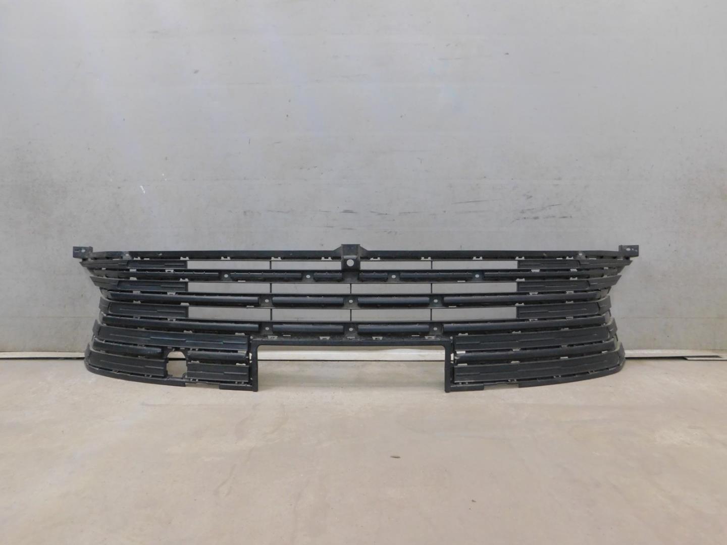 Решетка в бампер центральная
