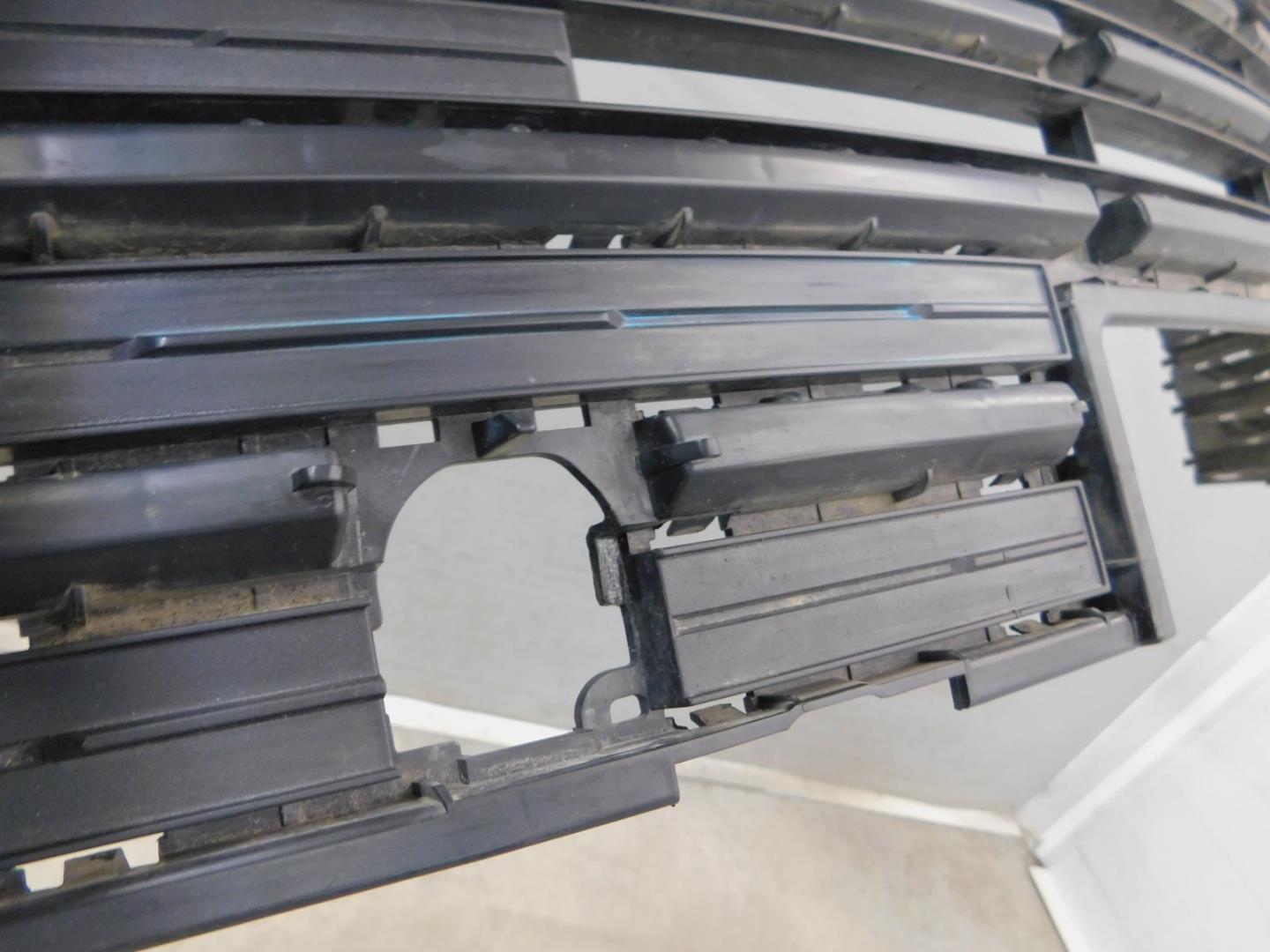 Решетка в бампер центральная