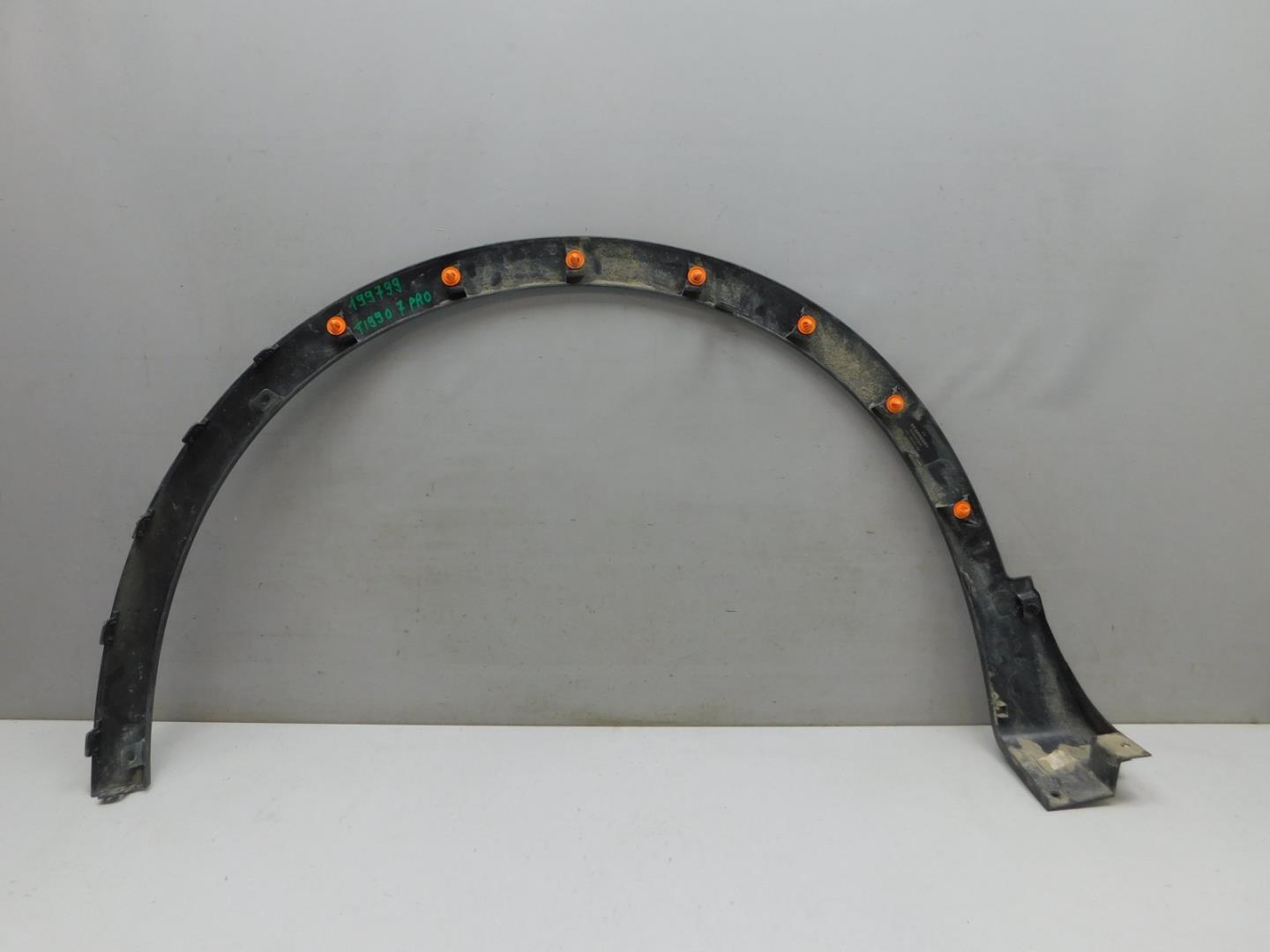 Накладка переднего крыла правого