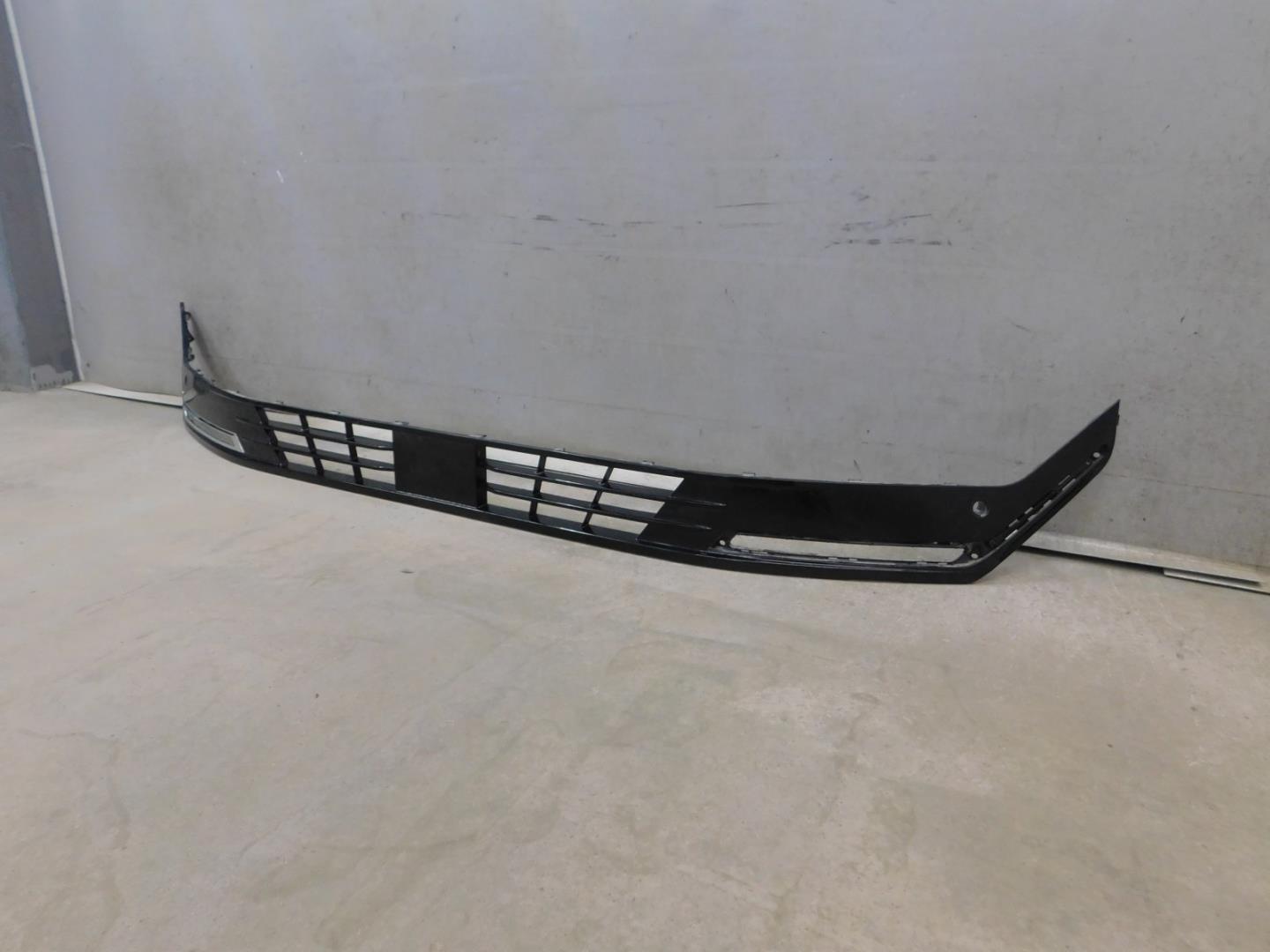 Решетка в бампер центральная