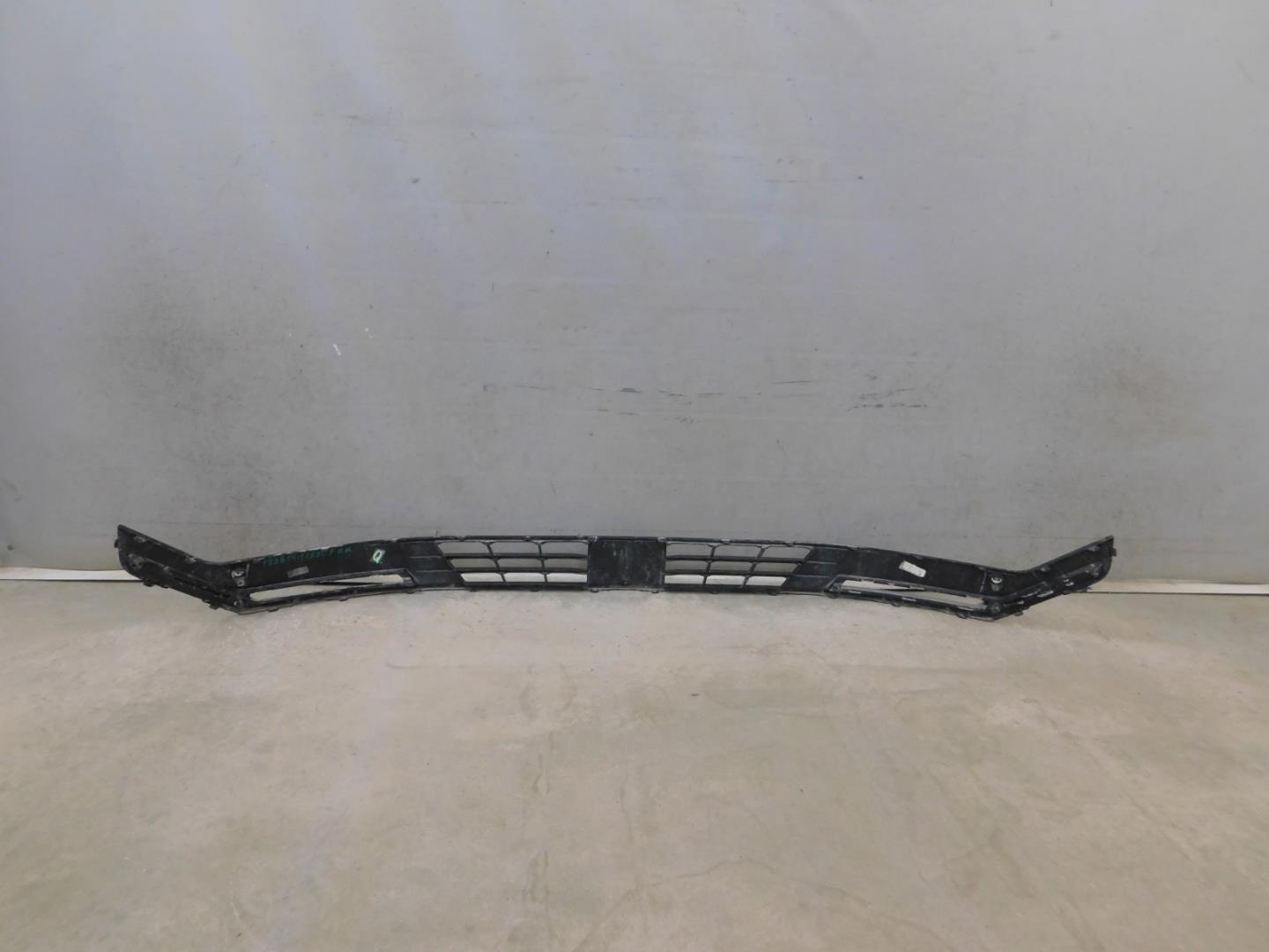 Решетка в бампер центральная