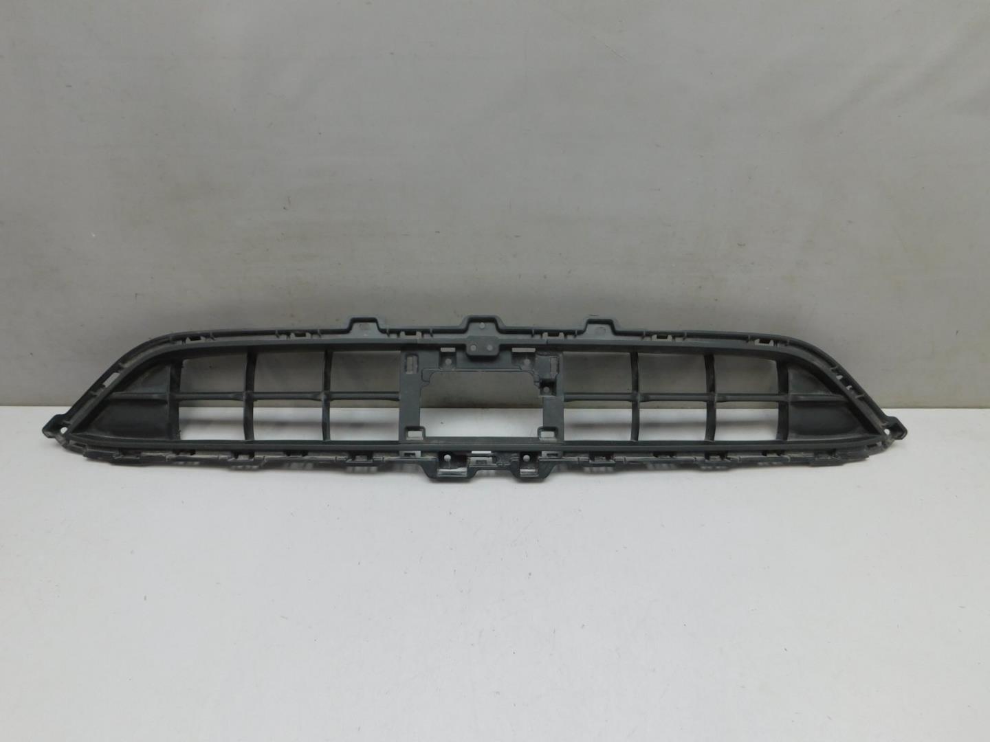 Решетка в бампер центральная