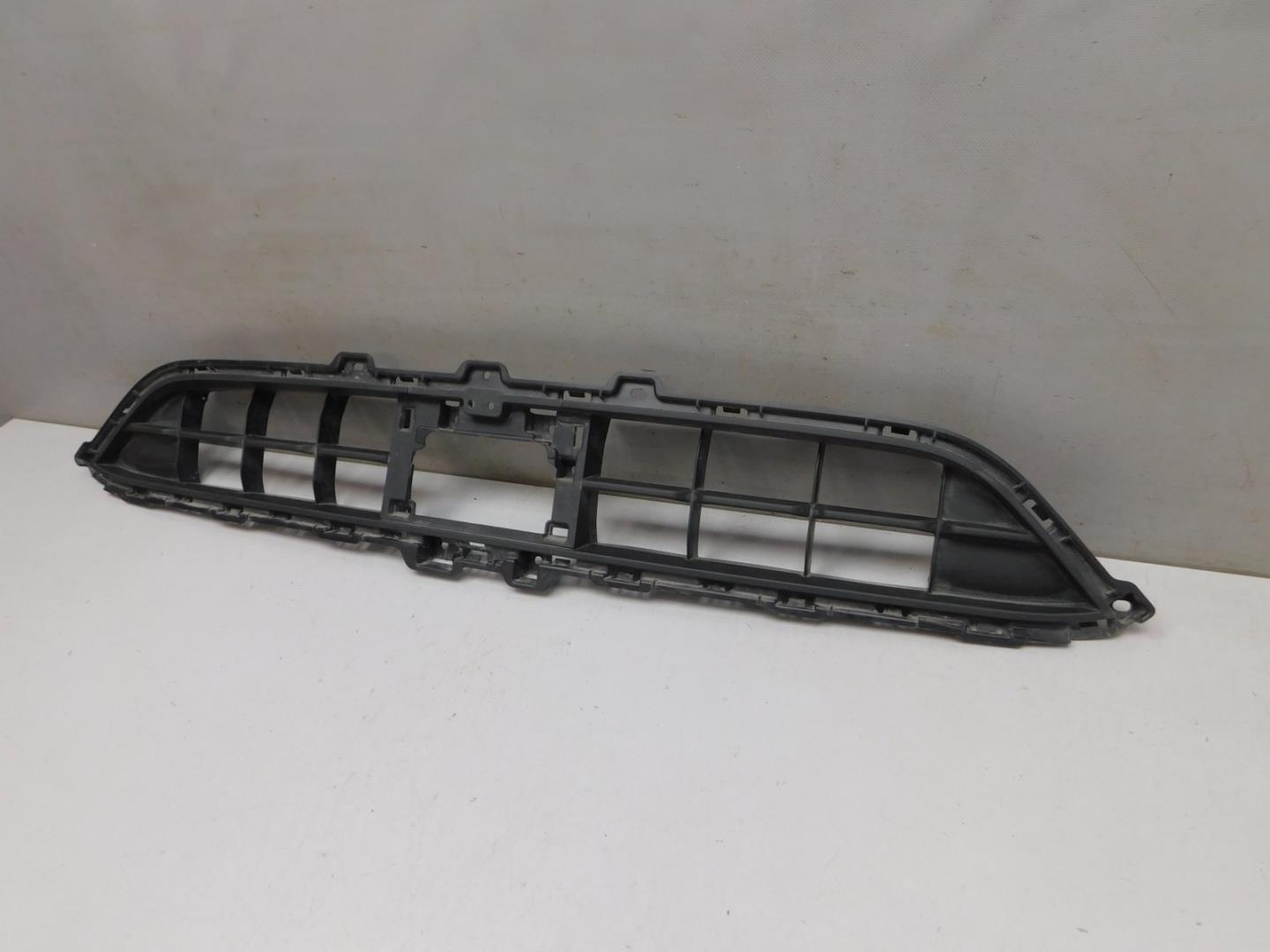 Решетка в бампер центральная