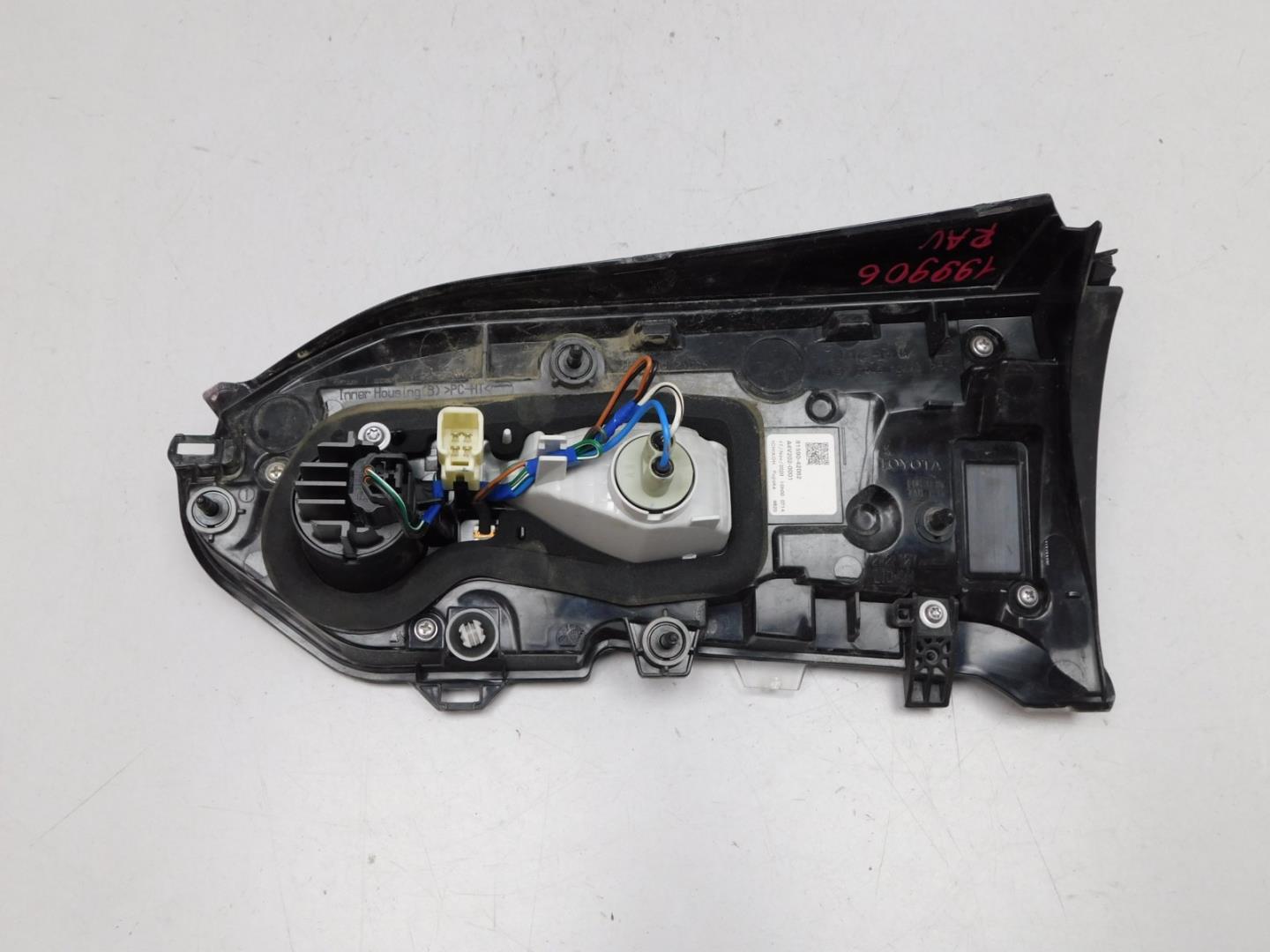 Фонарь задний внутренний левый