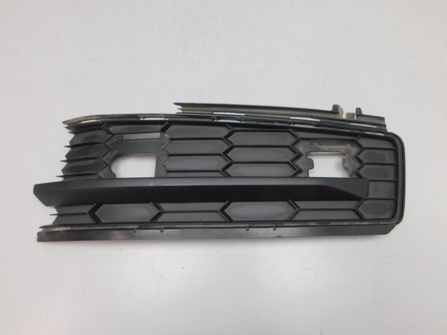 Решетка в бампер правая