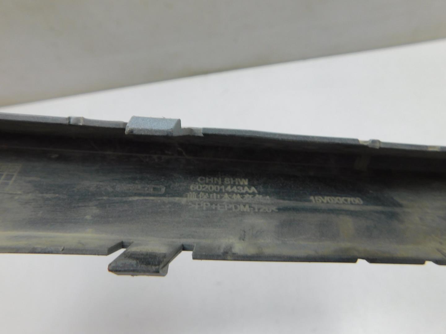 Молдинг переднего бампера