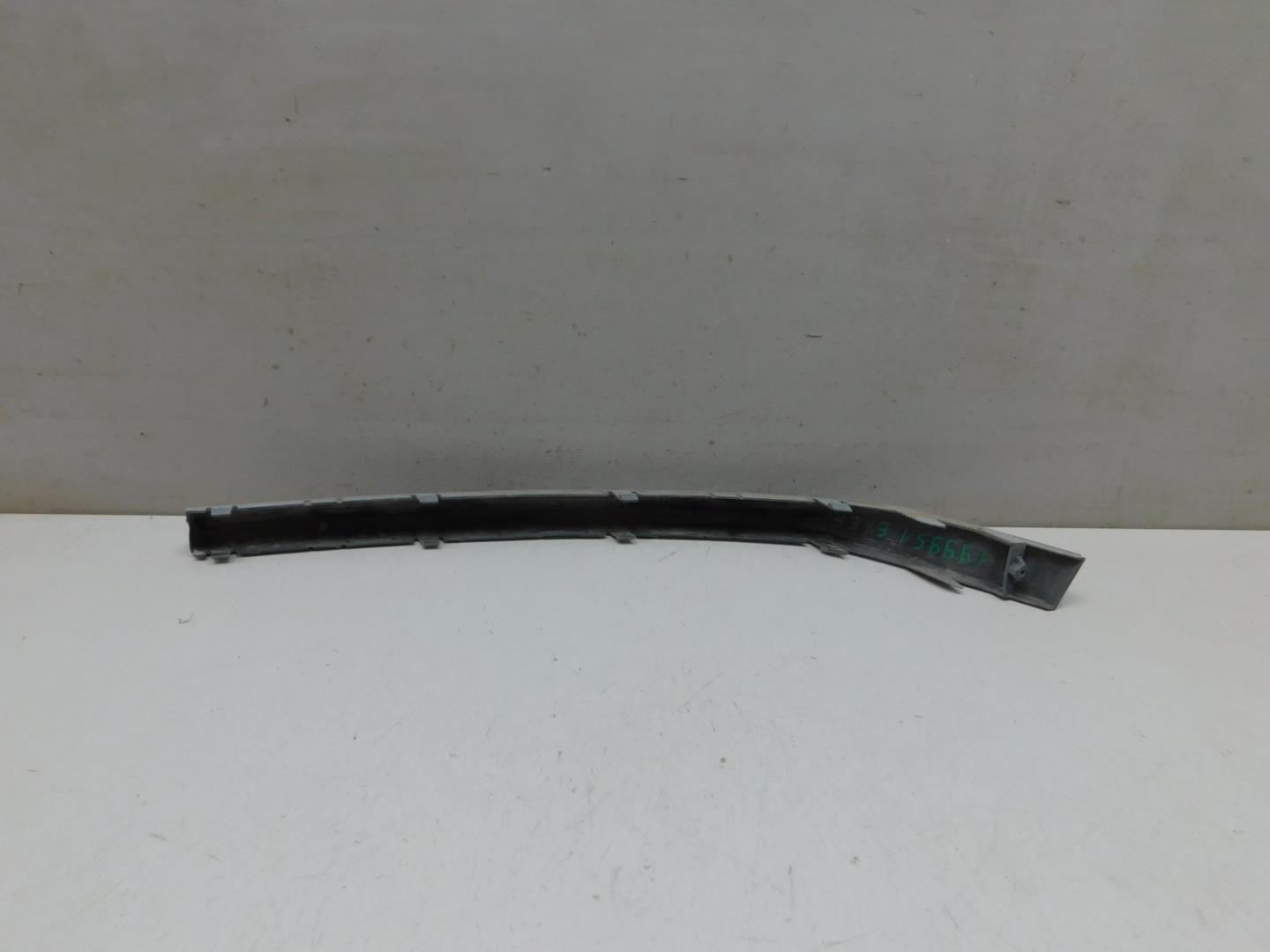 Молдинг переднего бампера