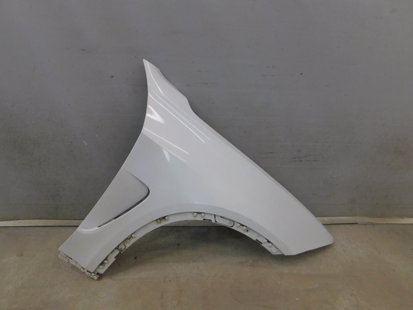 Крыло переднее правое