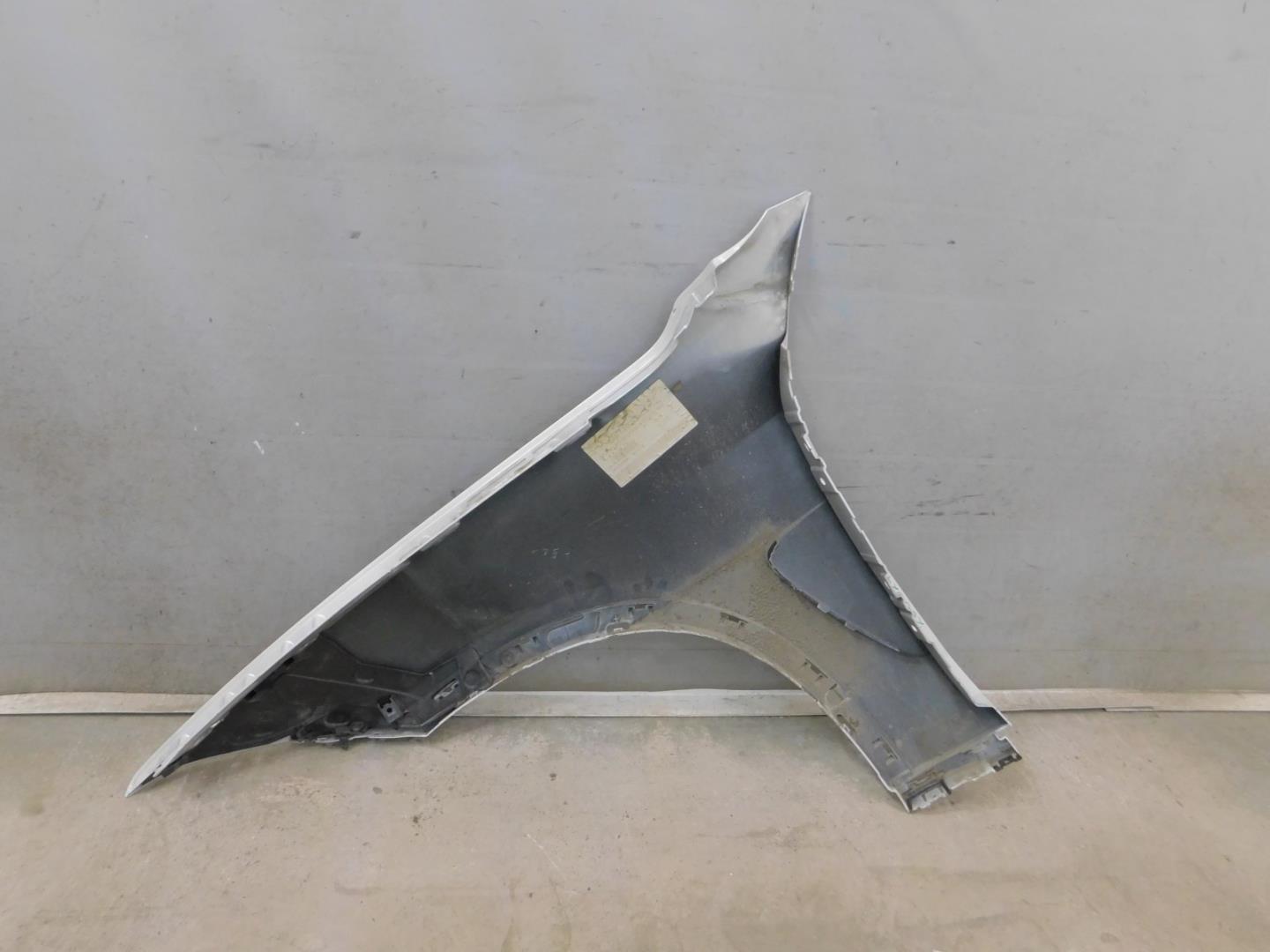 Крыло переднее правое