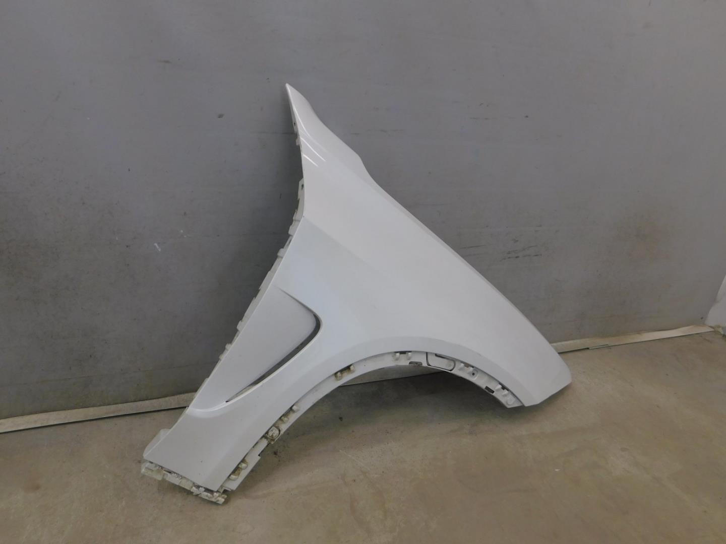 Крыло переднее правое