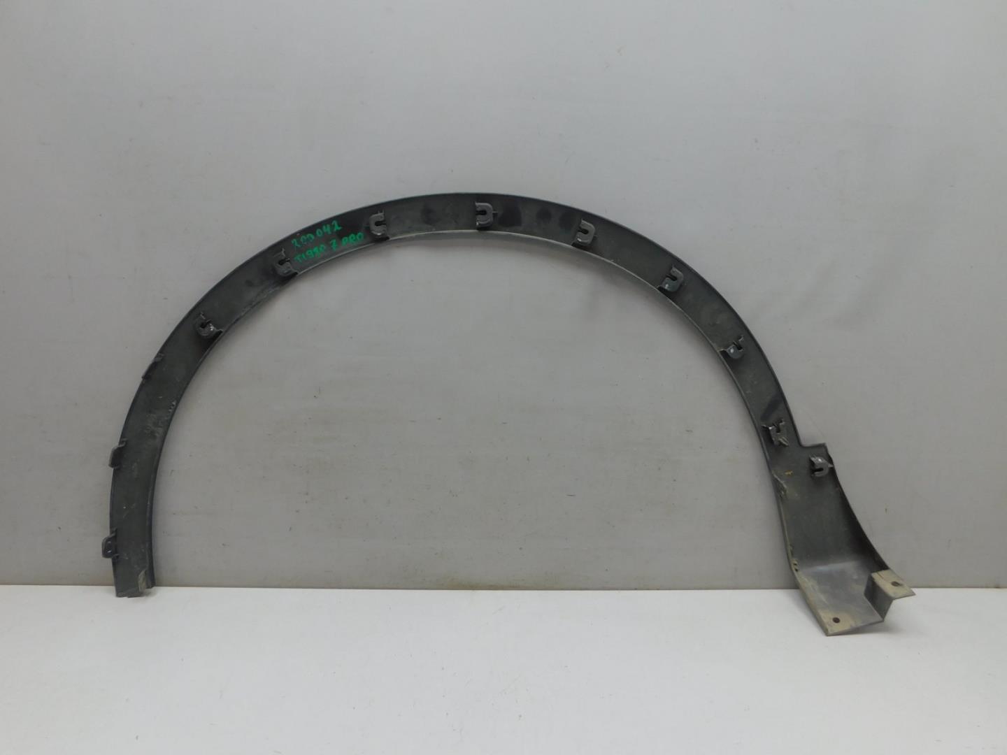 Накладка переднего крыла правого