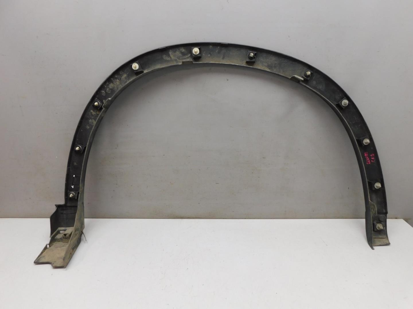 Накладка переднего крыла левого