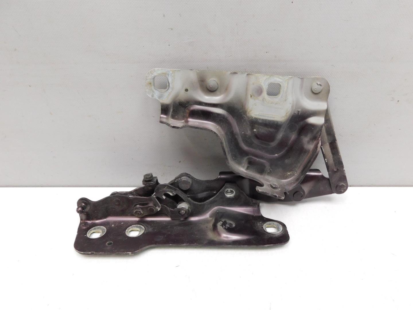 Петля капота левая