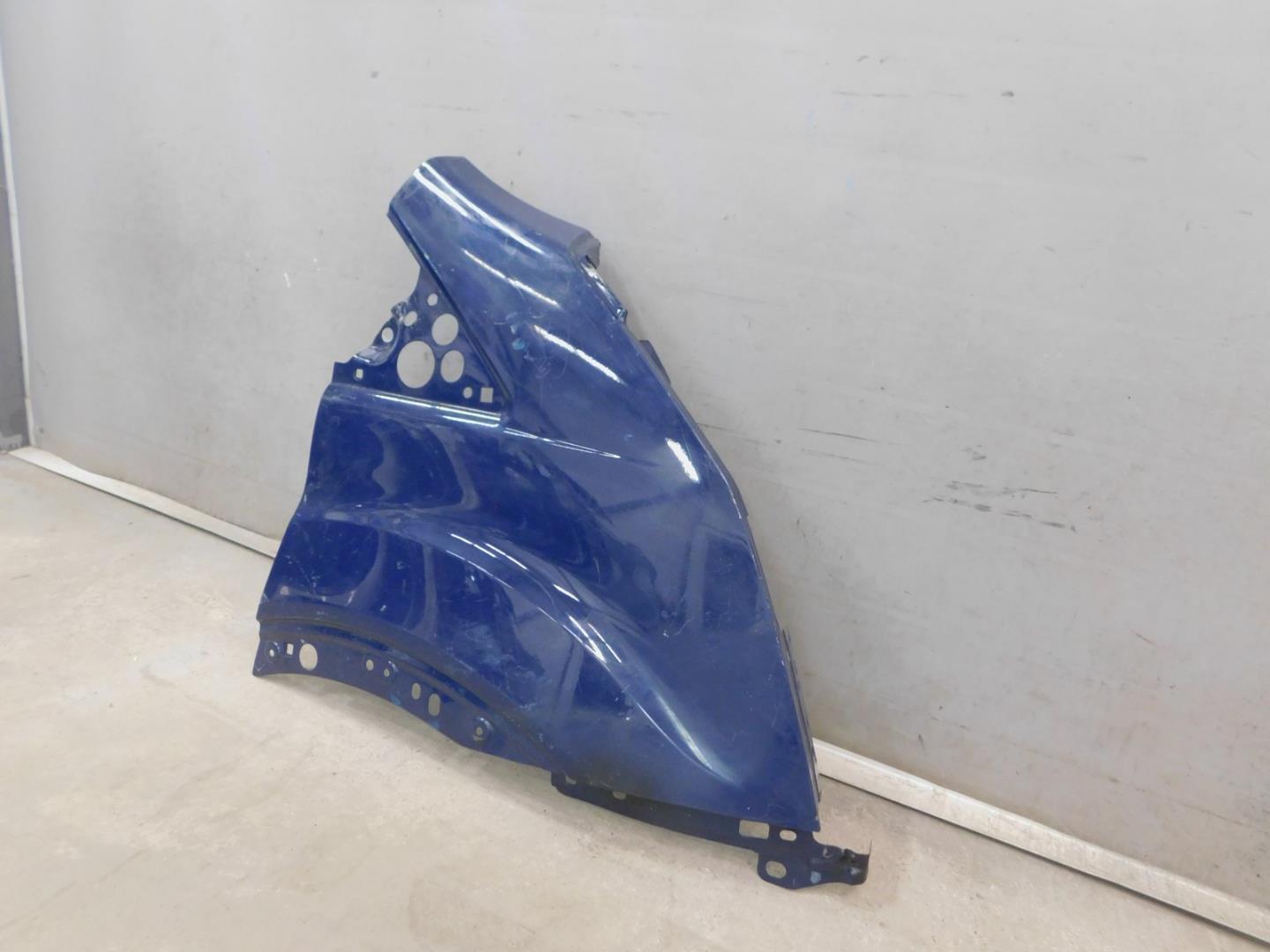 Крыло переднее правое