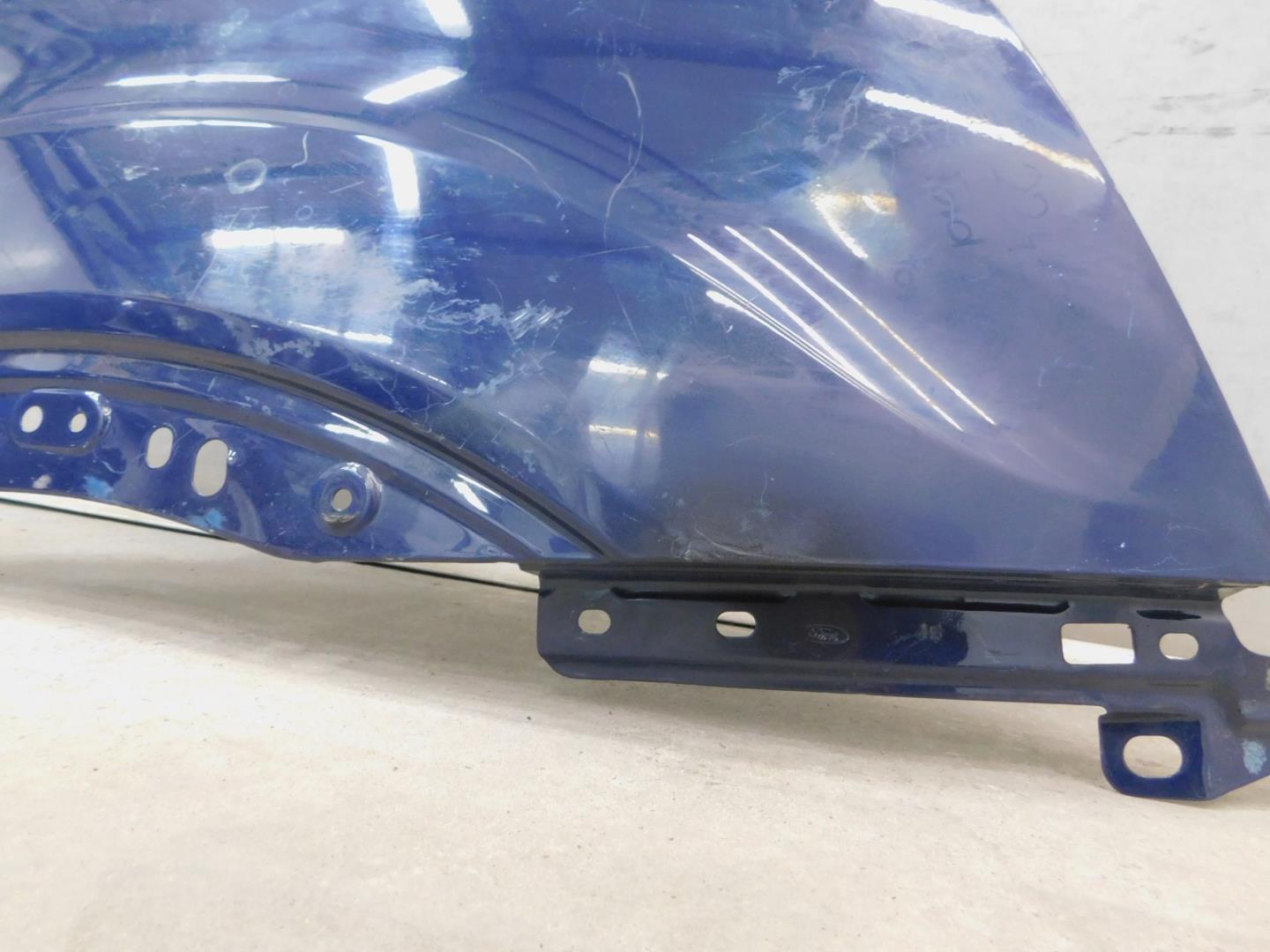 Крыло переднее правое