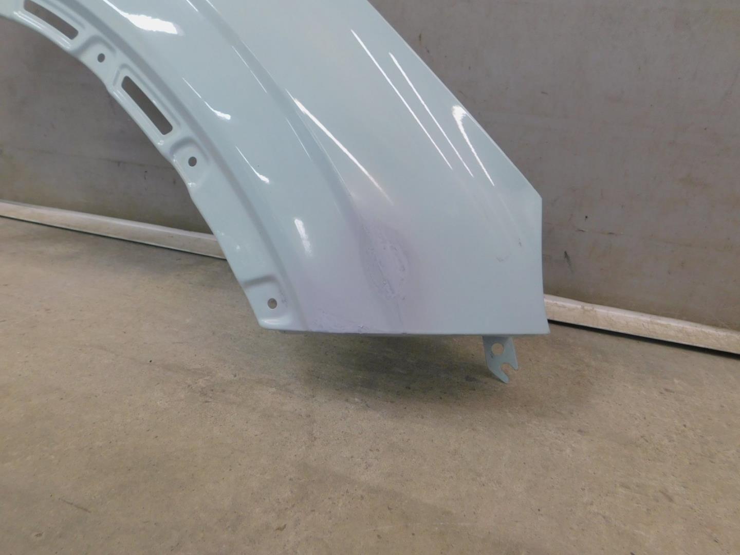 Крыло переднее правое