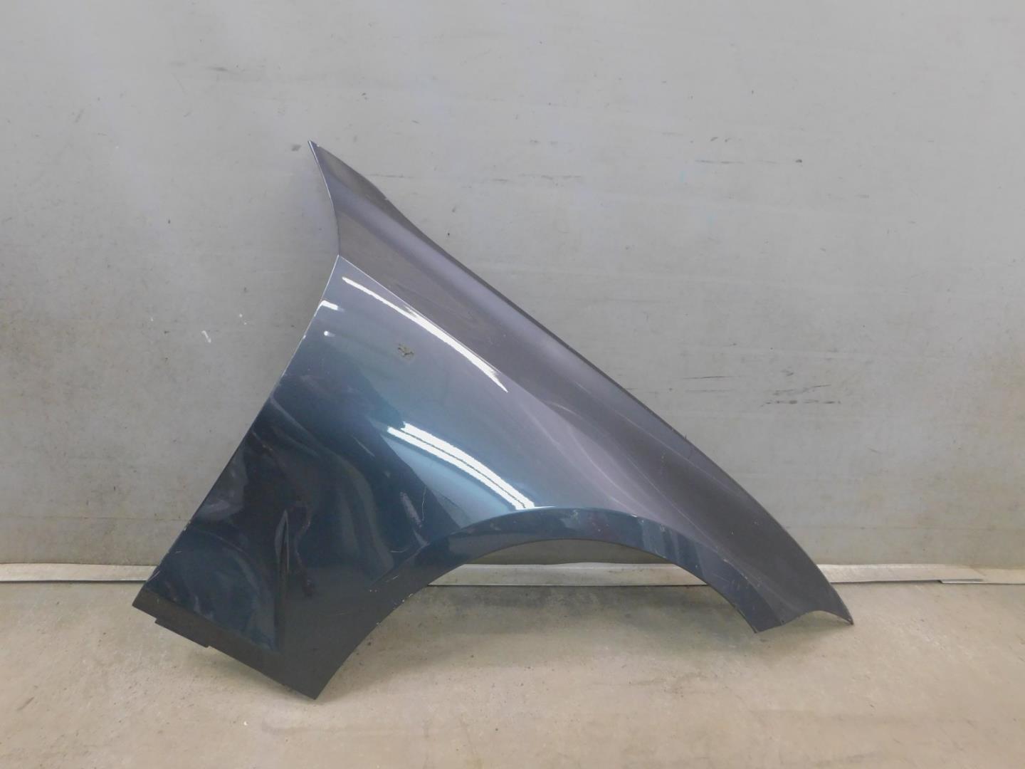 Крыло переднее правое