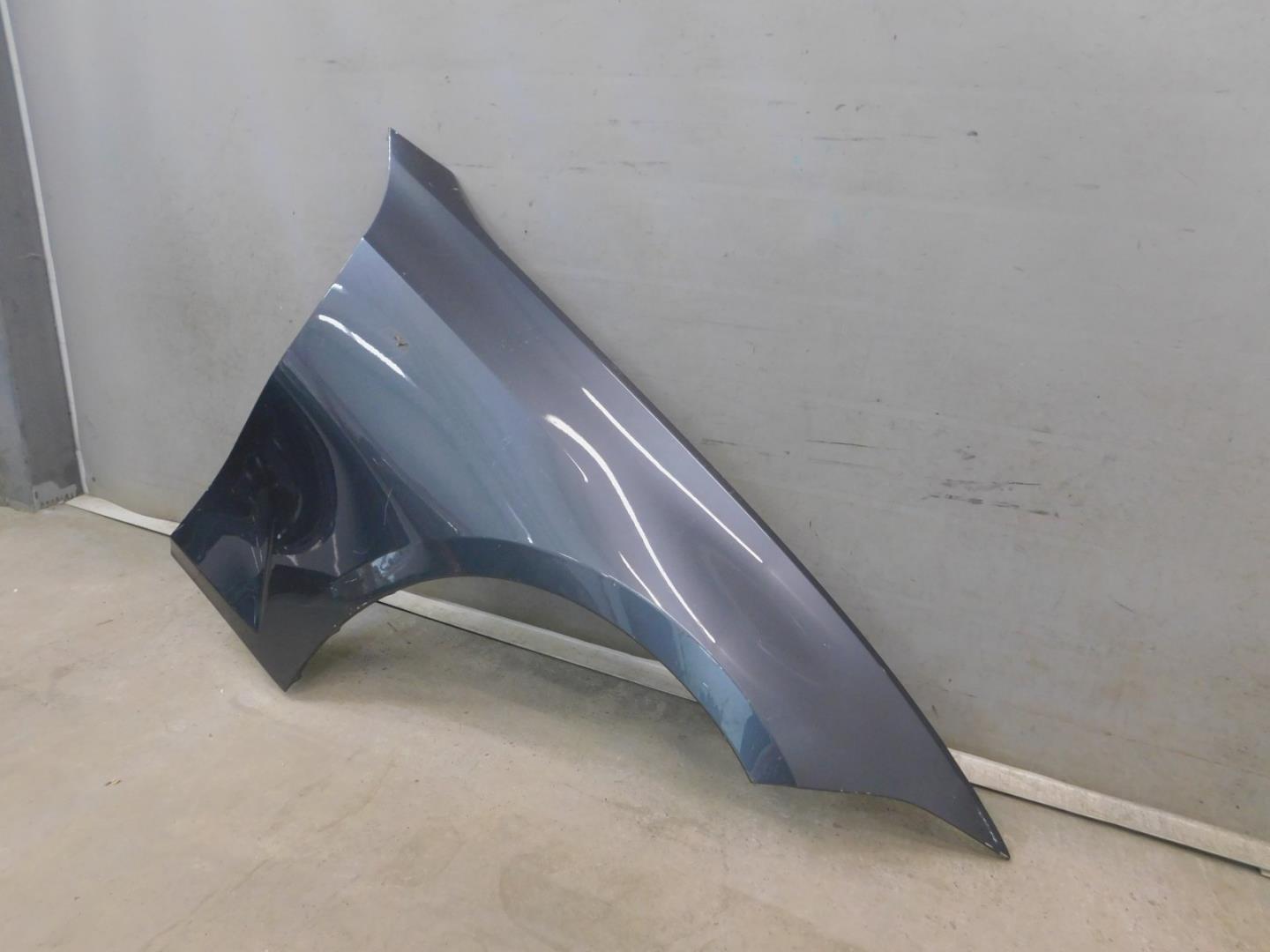 Крыло переднее правое