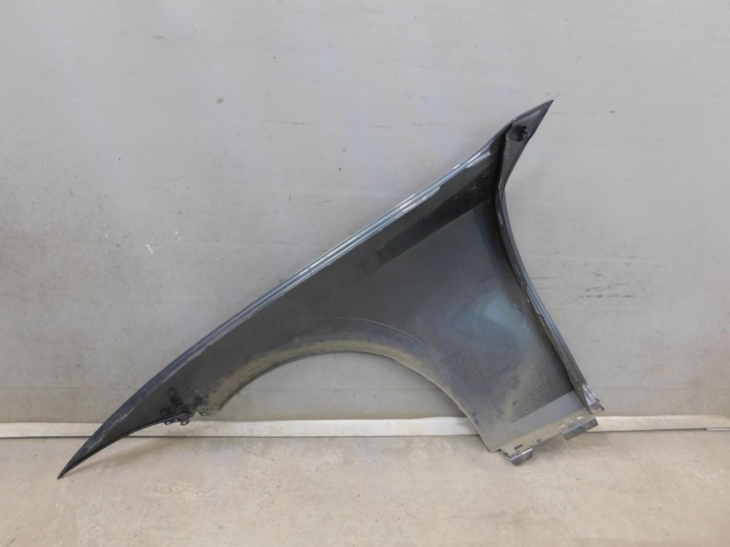 Крыло переднее правое