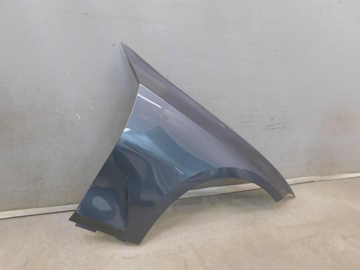 Крыло переднее правое