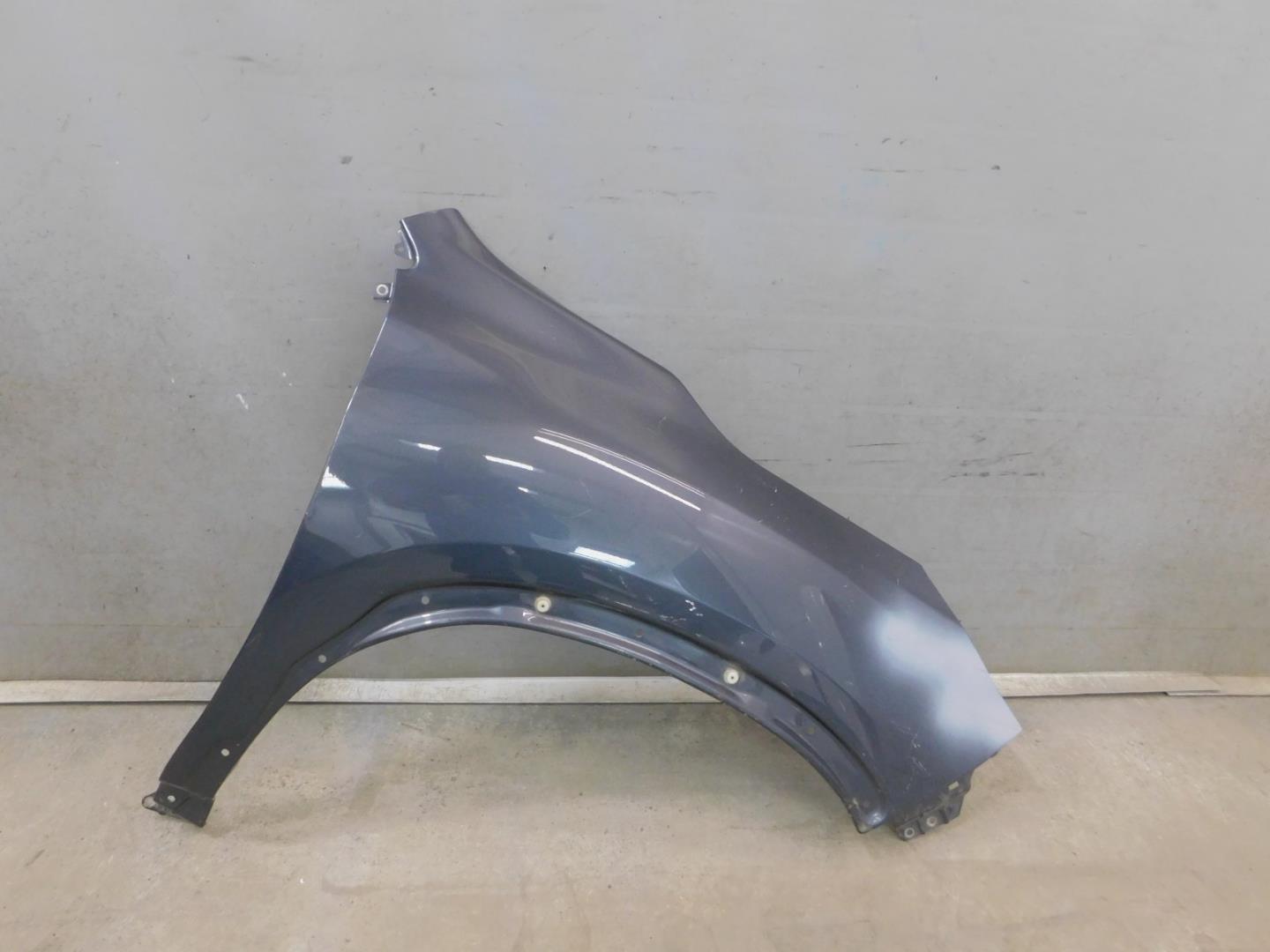 Крыло переднее правое