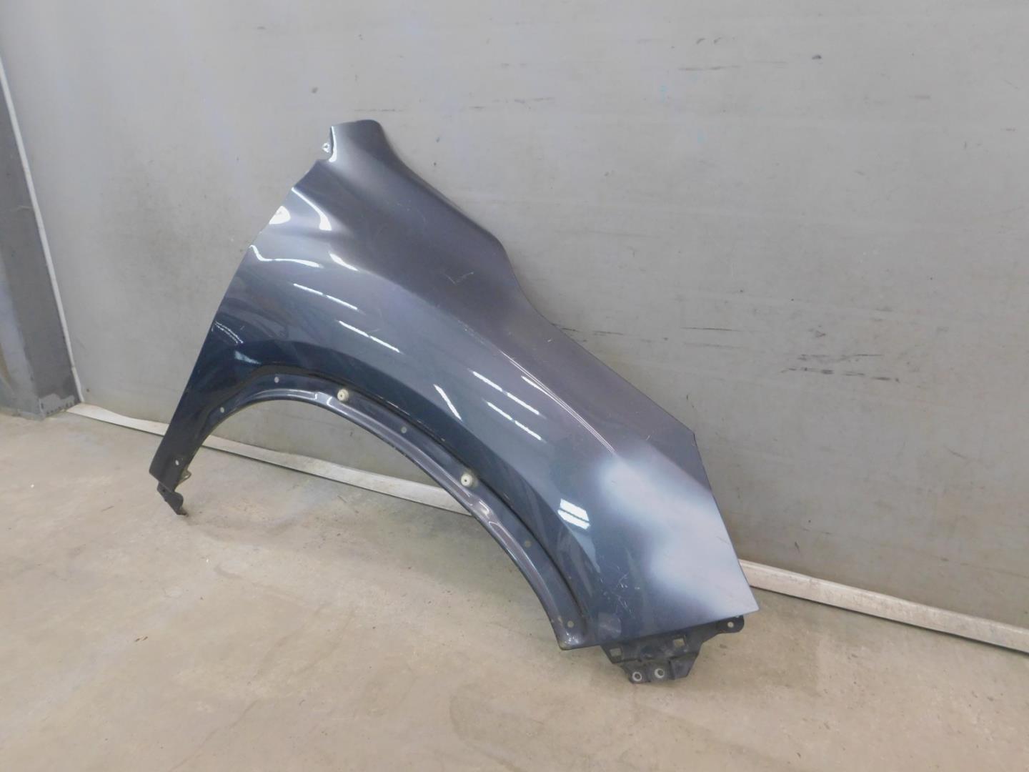 Крыло переднее правое