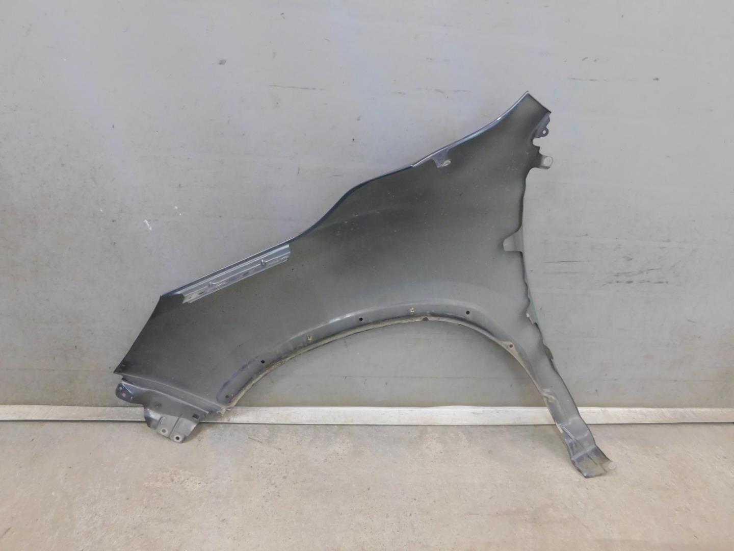 Крыло переднее правое