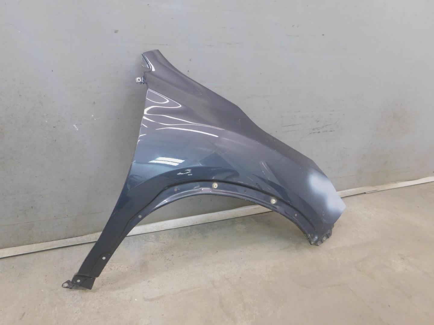 Крыло переднее правое