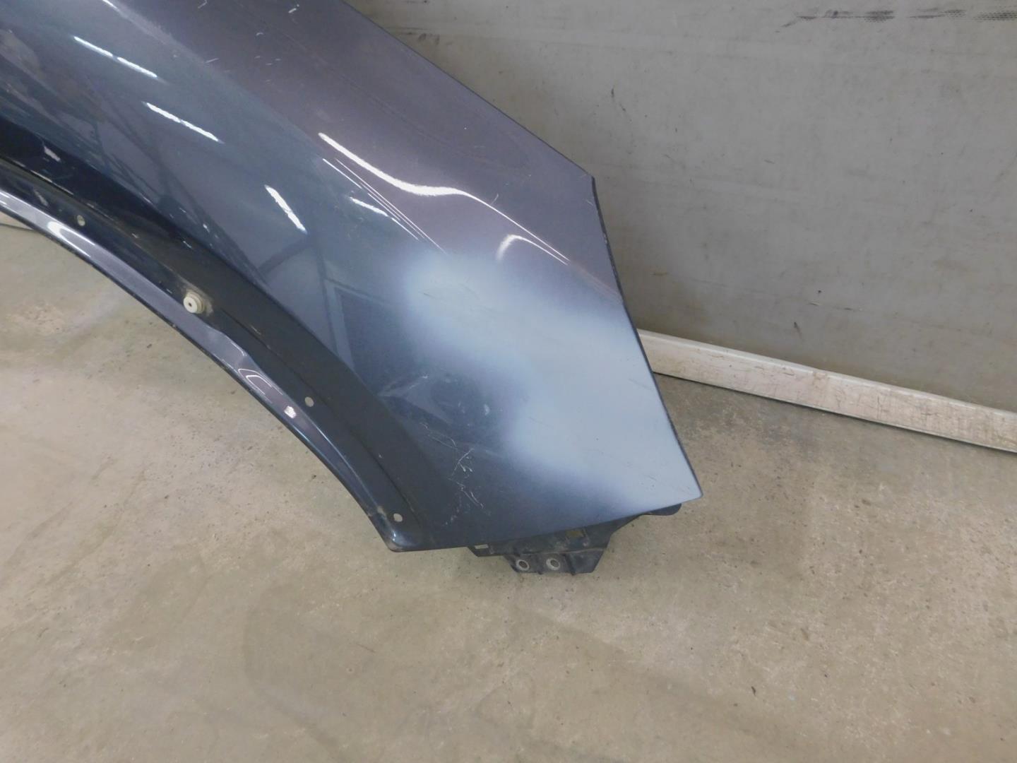 Крыло переднее правое