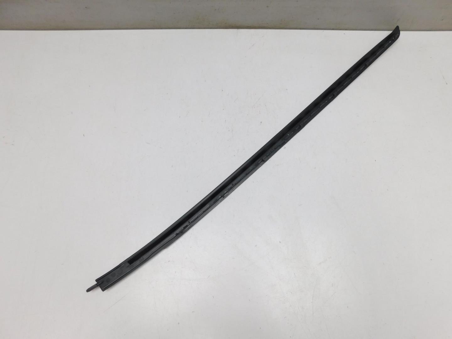 Молдинг лобового стекла