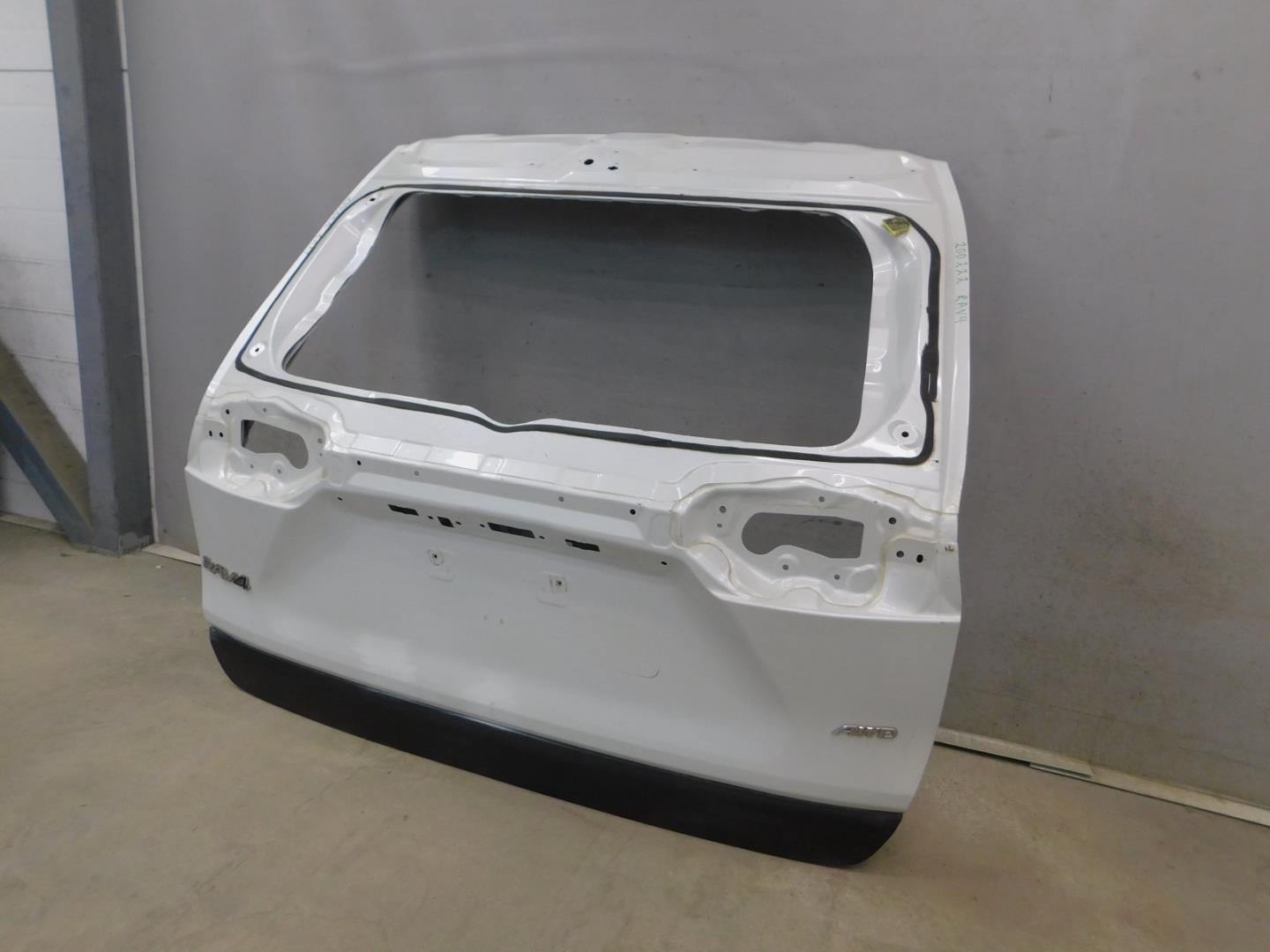 Дверь багажника