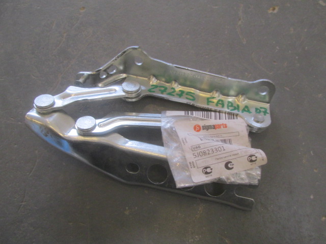 Петля капота левая