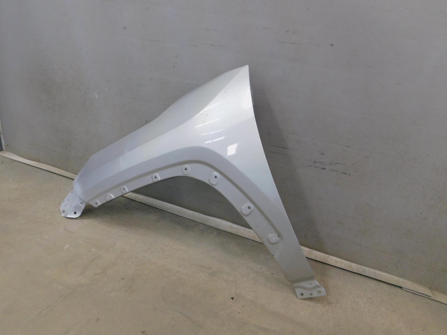 Крыло переднее левое