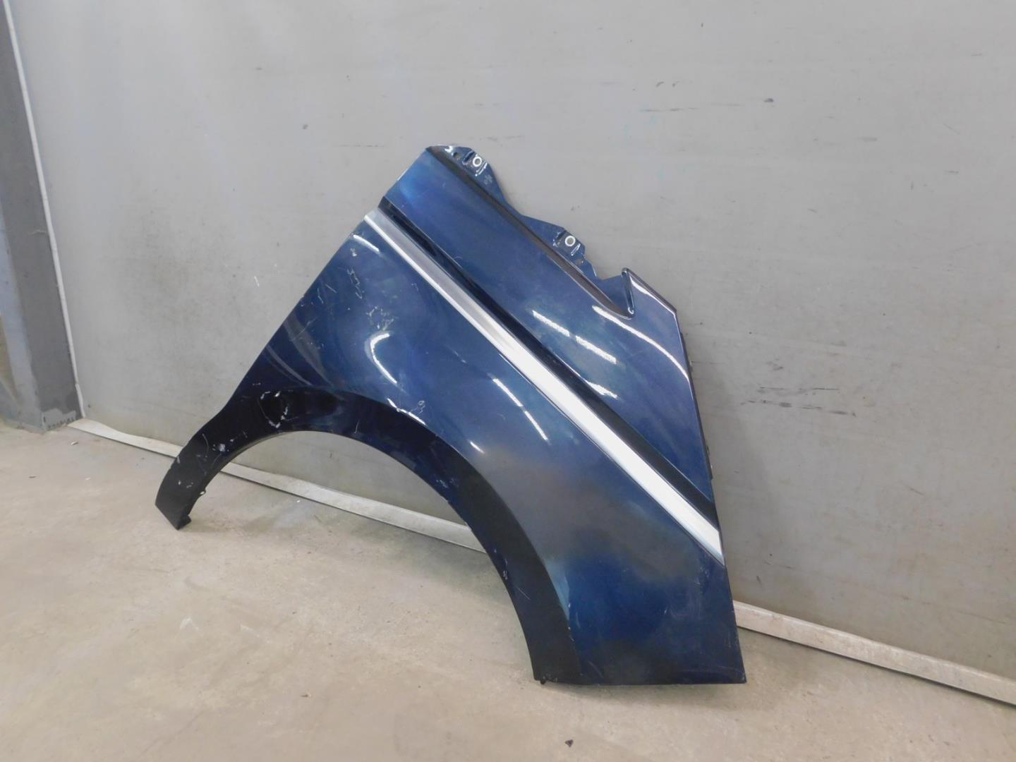 Крыло переднее правое