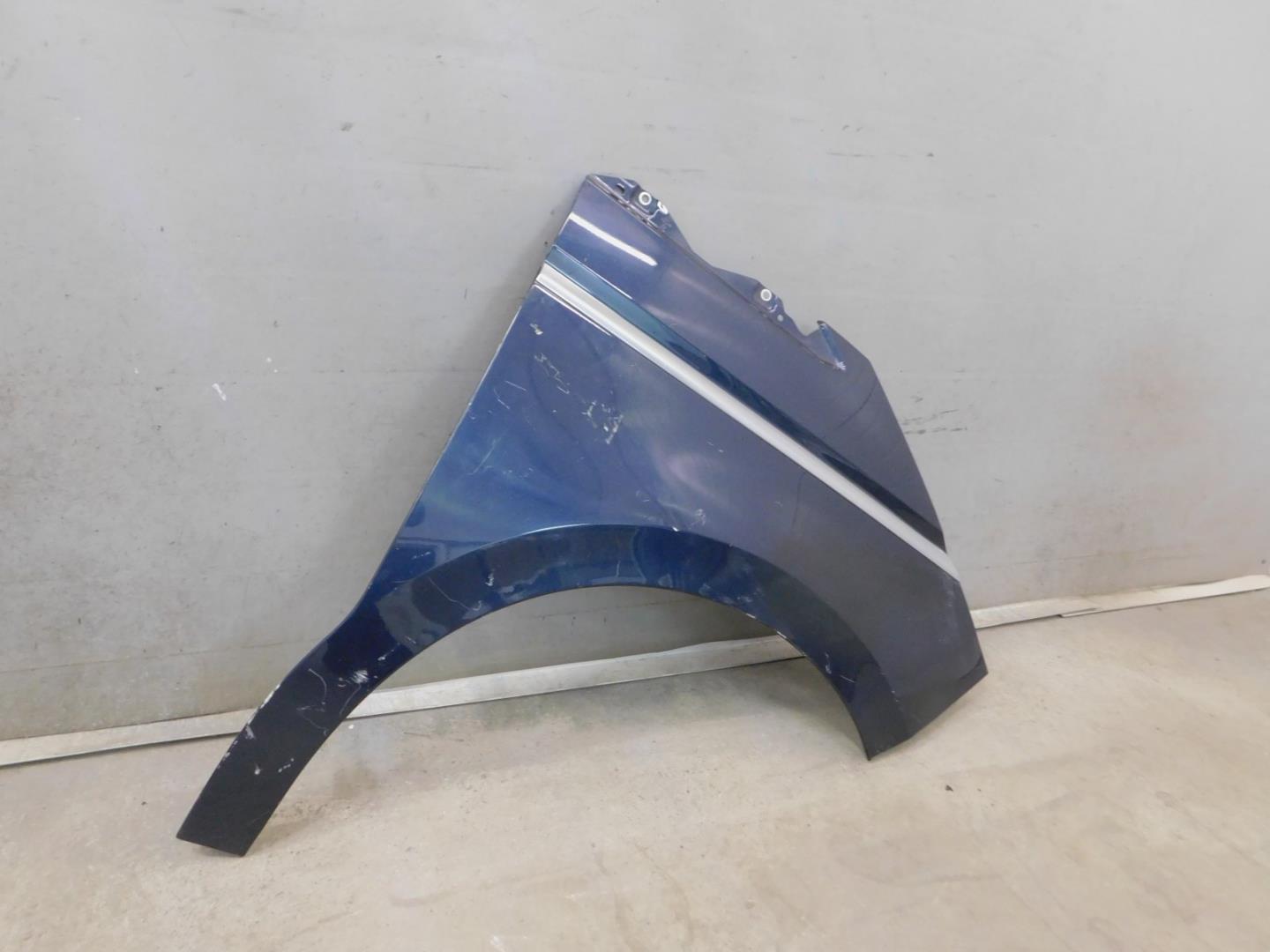 Крыло переднее правое