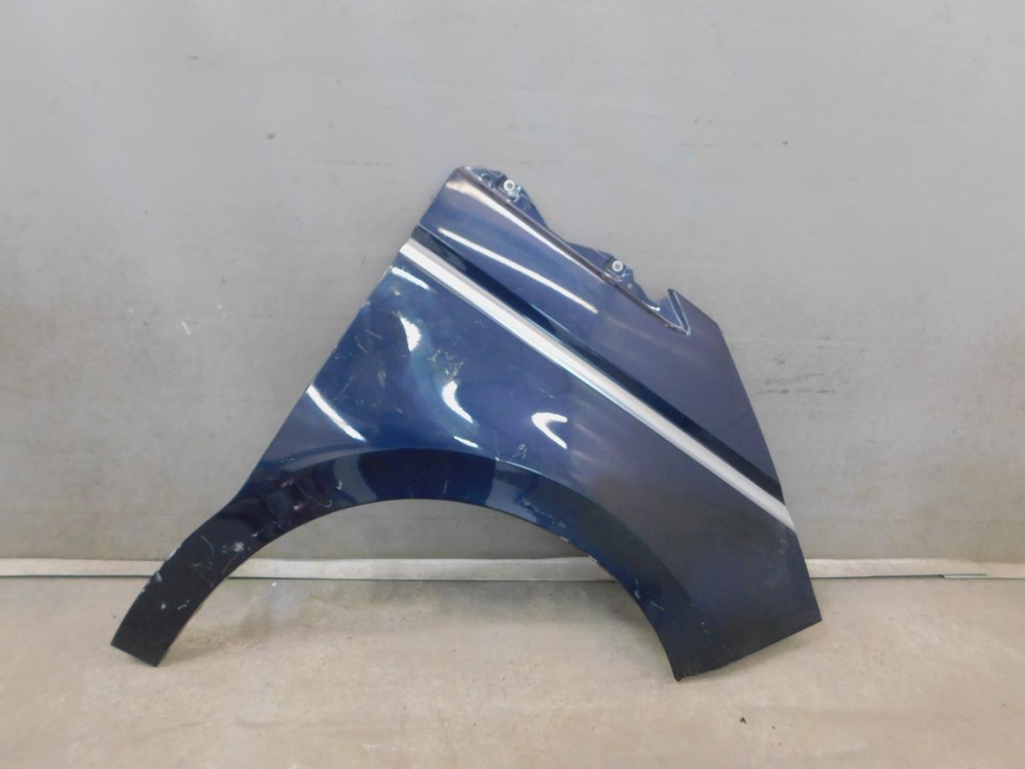 Крыло переднее правое