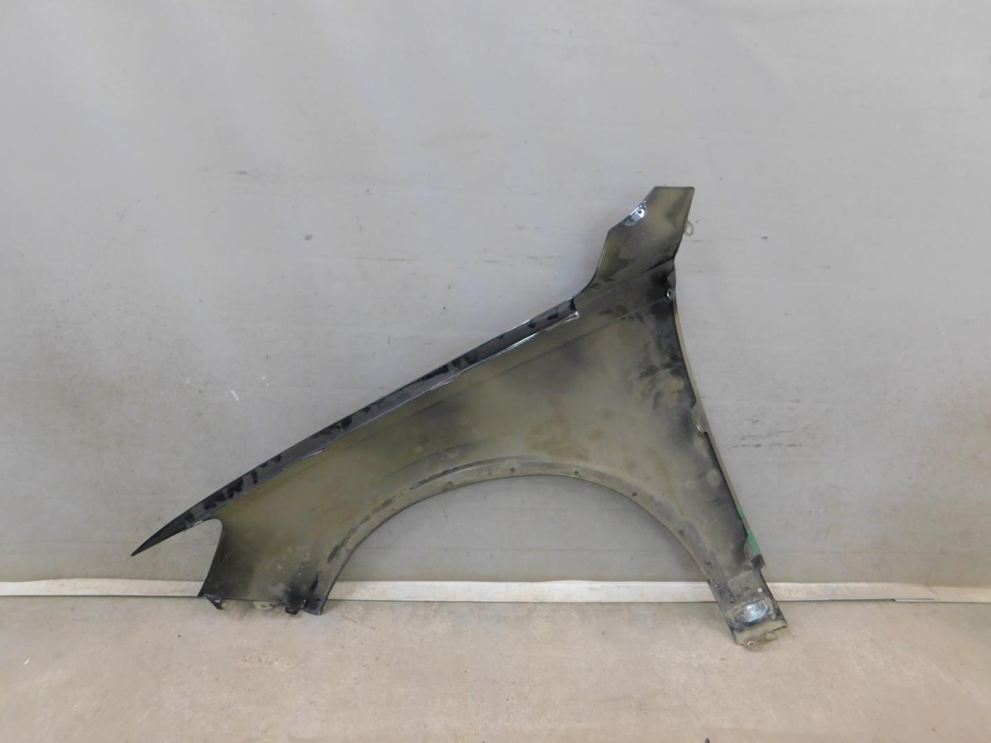 Крыло переднее правое